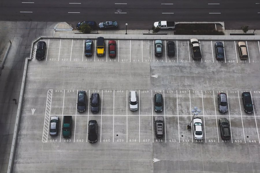 Wykorzystanie wiat fotowoltaicznych na parkingach. Oszczędność kosztów i ochrona środowiska